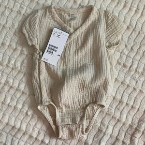 NWT H&M Baby Linen Onesie in Cream Size 2-4Mo